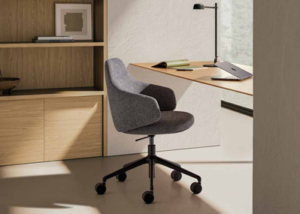 Sillón de escritorio tapizado en gris oscuro con base giratoria de cinco radios en un despacho