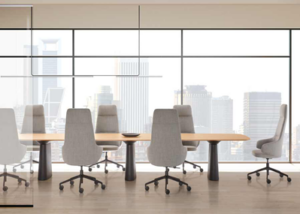 Sala de juntas con sillones de respaldo alto tapizados en gris claro y vistas a la ciudad