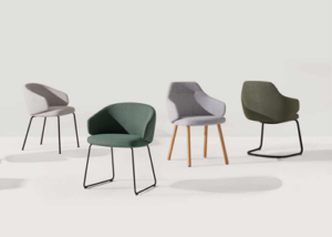 Cuatro sillones tapizados en distintos colores con bases de patín, madera y metal