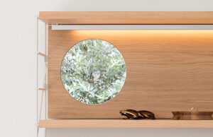 Detalle del panel de madera con espejo redondo e iluminación LED integrada