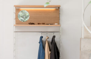 Módulo vestidor con panel de madera, espejo redondo, balda y barra con perchas