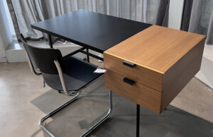 Escritorio negro con cajonera de madera integrada y silla cantilever negra