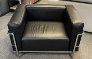 Butaca de cuero negro con estructura tubular cromada