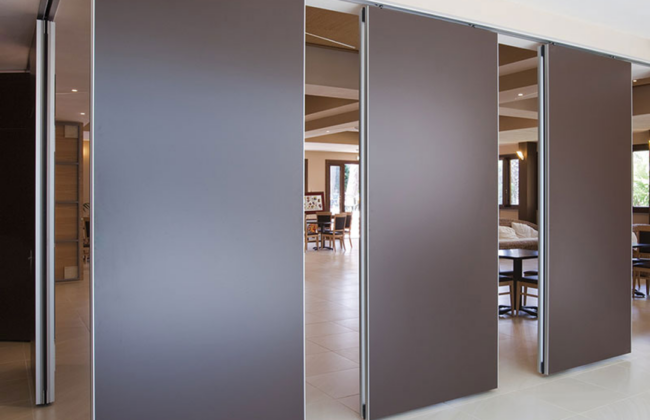 Crea diferentes espacios y ambientes en tu oficina mediante la instalación de tabiques móviles