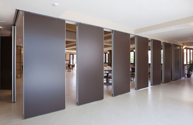 Crea diferentes espacios y ambientes en tu oficina mediante la instalación de tabiques móviles 1 Tabiques divisorios modulares, estructuras flexibles, fáciles de montar