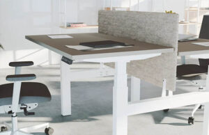 Detalle de mesa elevable con mando de altura y separador acústico de fieltro