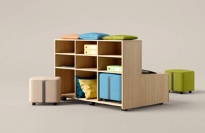 Mueble de almacenaje sobre ruedas con cojines y cajas de colores, con dos pufs a los lados
