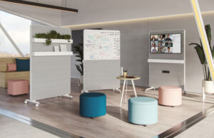 Espacio flexible con pizarras móviles, pufs de colores y pantalla de videoconferencia