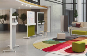 Vestíbulo con paneles móviles de escritura, pantalla y alfombra de colores