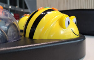 Primer plano de un robot Bee-Bot amarillo en su bandeja de carga