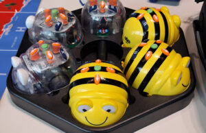 Bandeja con robots Bee-Bot y Blue-Bot preparados para las actividades