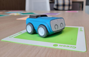 Robot Sphero Indi azul sobre una tarjeta verde de programación
