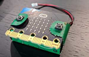 Placa micro:bit con conector de batería vista de cerca