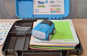 Robot Sphero Indi azul en su maletín sobre tarjetas de colores