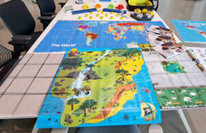 Mesa con mapas del mundo y tapetes de actividades para programar robots