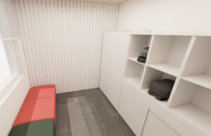 Sala pequeña con banco tapizado en rojo y verde y estantería blanca con mochilas
