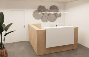 Recepción con mostrador de madera y blanco, decoración mural circular y lámpara lineal