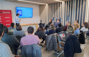 Ponente presentando una diapositiva sobre el reto de la ciberseguridad ante los asistentes