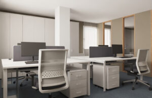 Render de oficina con puestos dobles, armarios blancos y mamparas de madera