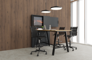 Mesa alta de reuniones con sillas de malla negras, pantalla y pared de madera