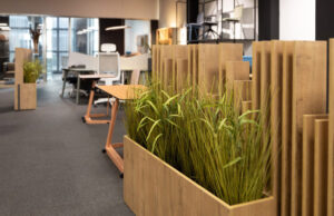 Jardineras de madera con vegetación separando los puestos de trabajo