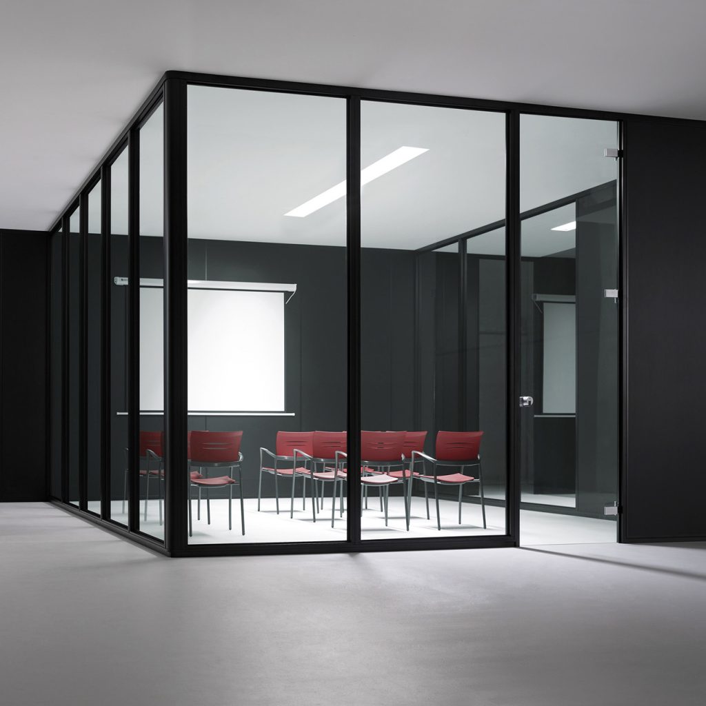 Si buscas diseñar o renovar tu oficina, las mamparas son una herramienta clave para el diseño estratégico de tu espacio de trabajo