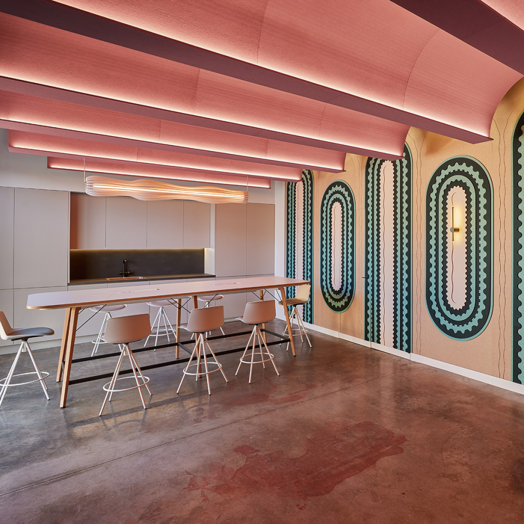 Descubre cómo los paneles fonoabsorbentes mejoran la acústica, potencian la estética y crean entornos más saludables y productivos