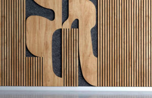 Detalle de panel mural de lamas de madera con recorte orgánico sobre fieltro gris