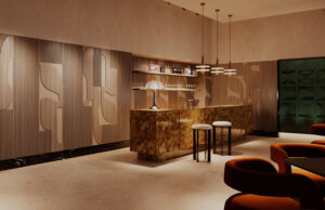 Bar con paneles murales de madera en relieve y barra iluminada