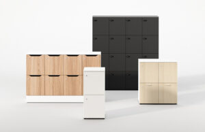 Composición de módulos de taquillas en madera, negro, blanco y arce sobre fondo blanco