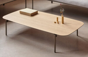 Mesa de centro rectangular de madera clara con patas metálicas oscuras