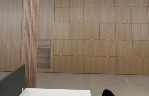 Detalle del revestimiento modular de madera con rejilla de ventilación integrada