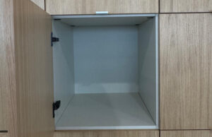 Detalle de un módulo de armario abierto con interior gris claro