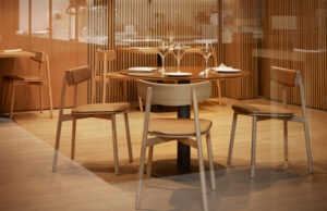 Mesa redonda de restaurante con cuatro sillas de madera y asiento de cuero
