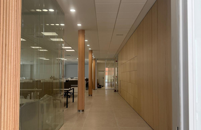 Soluciones de revestimiento en madera para oficinas, auditorios, restaurantes, hoteles y comercios