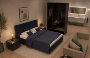 Dormitorio de alojamiento turístico con cama tapizada en azul marino, armario oscuro y baño al fondo